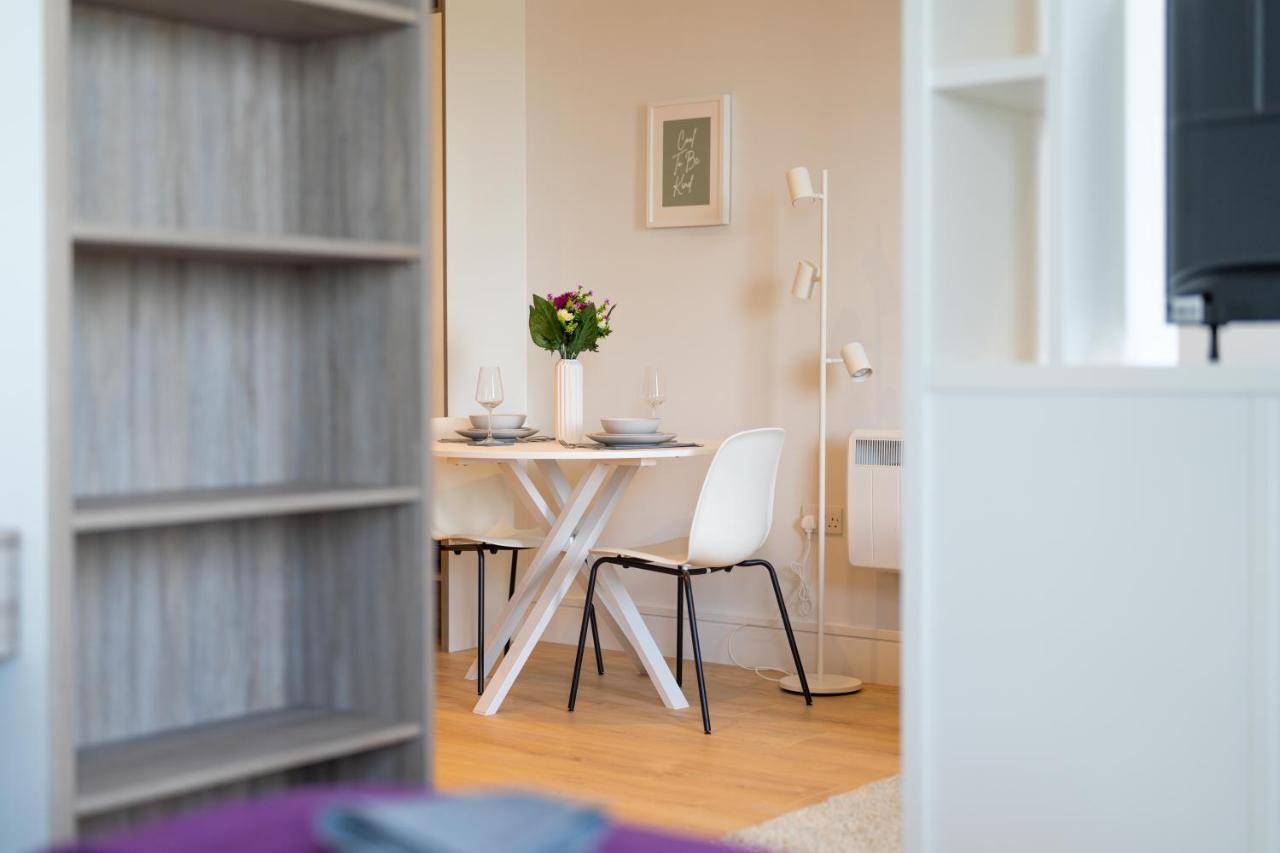 Cozy Apartments - Free Wifi And Parking Onsite Feltham Eksteriør billede